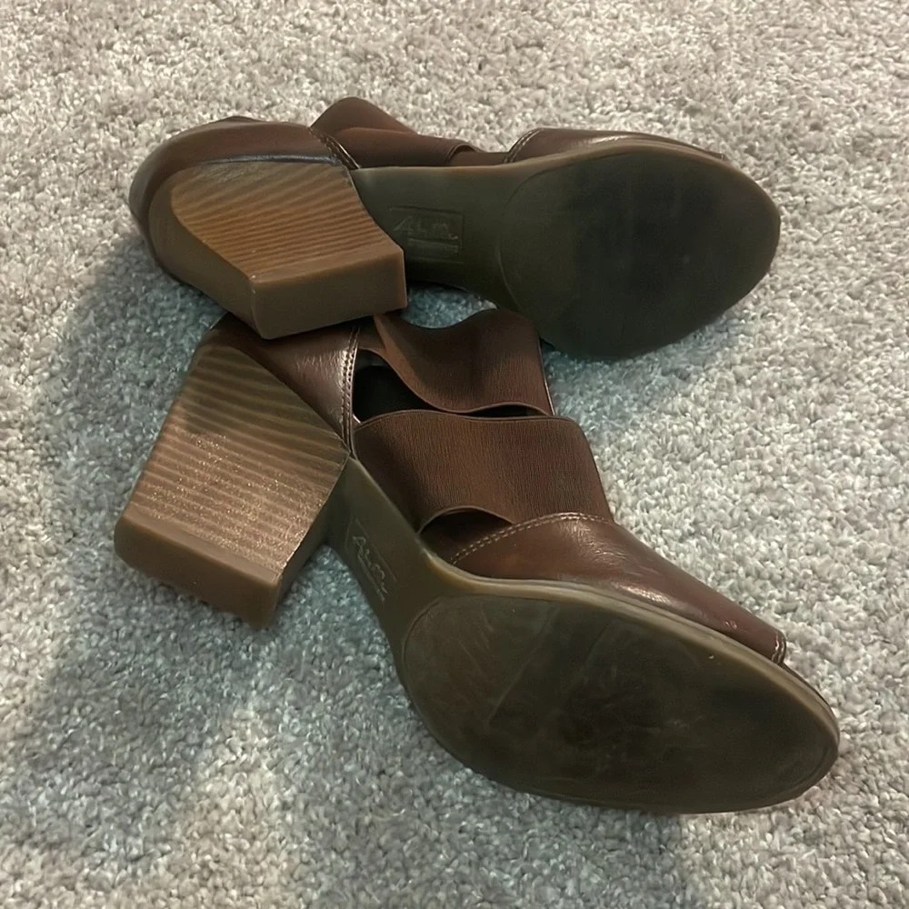 - Abella true comfort wedge block heeled sandals size 8.5